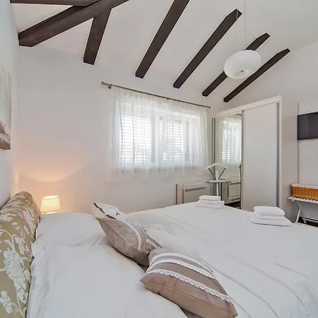 4b Apartment *