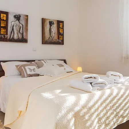 4b Apartment